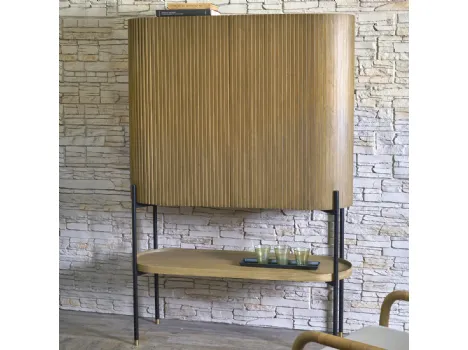 Madia alta Palmarola realizzata in legno stratificato e legno massello di Mindi naturale con base in metallo color Grafite e piedini in ottone di Dialma Brown