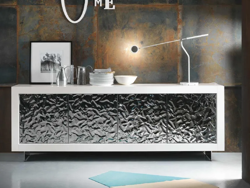 Madia Picasso P12 Mito in legno di Rovere tinto bianco con ante rivestite in acciaio martellato finitura argento di Riflessi
