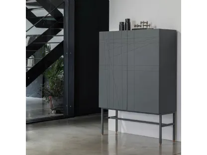 Madia alta Rigo realizzata in legno stratificato e laccato con base in metallo dello stesso colore e piedini in legno di Dialma Brown