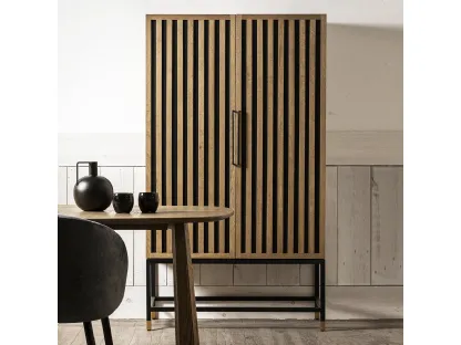 Madia alta Samos realizzata in legno stratificato laccato color grafite e legno massello di Rovere naturale con base in metallo color Grafite e piedini in ottone di Dialma Brown