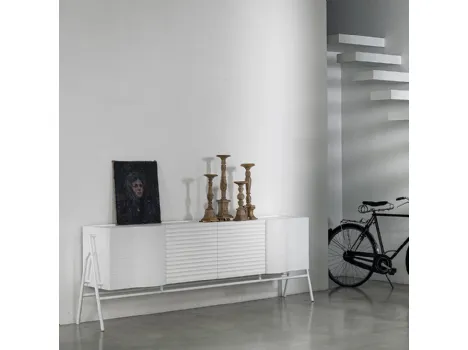 Madia Wave Low realizzata in legno stratificato laccato e legno massello di Conifera con struttura in metallo di Dialma Brown