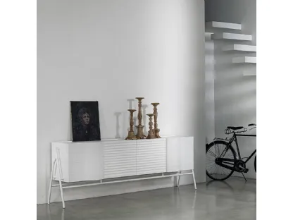 Madia Wave Low realizzata in legno stratificato laccato e legno massello di Conifera con struttura in metallo di Dialma Brown