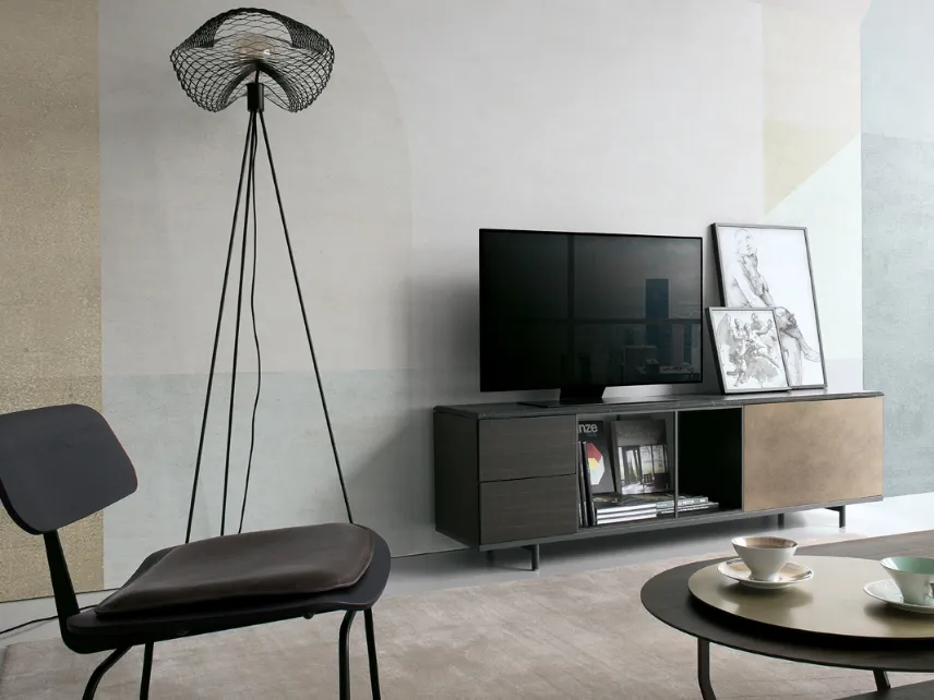 Mobile Porta Tv con ante in HPL rovere affumicato e laccato metallo ottone e top in marmo nero Atelier 03 di Extendo