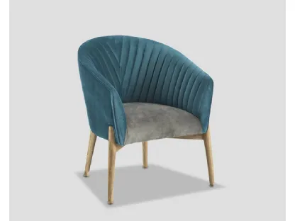 Poltroncina Aberdeen in tessuto rifinito a doghe fitte con gambe in legno naturale di Dialma Brown