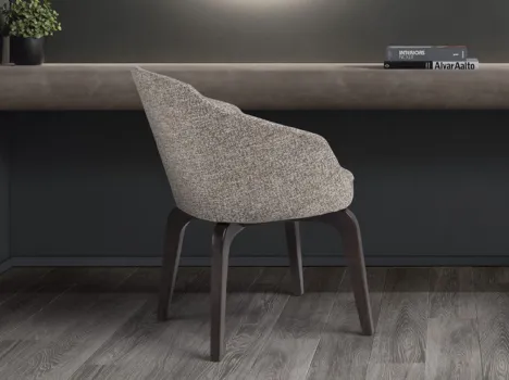 Poltroncina in tessuto con gambe in legno Annette di Conte