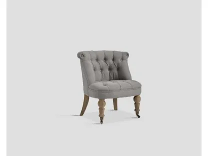 Poltroncina Cannes rivestita in tessuto imbottito con gambe in legno di Dialma Brown