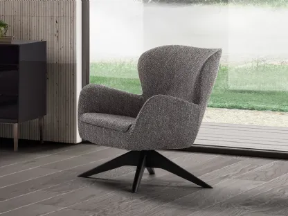 Poltroncina Chelsea in tessuto con base in legno di Conte