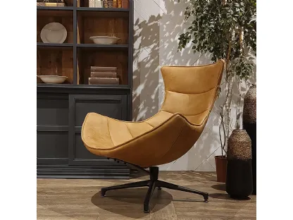 Poltrona girevole Dorado rivestita in vera pelle a doghe di Dialma Brown