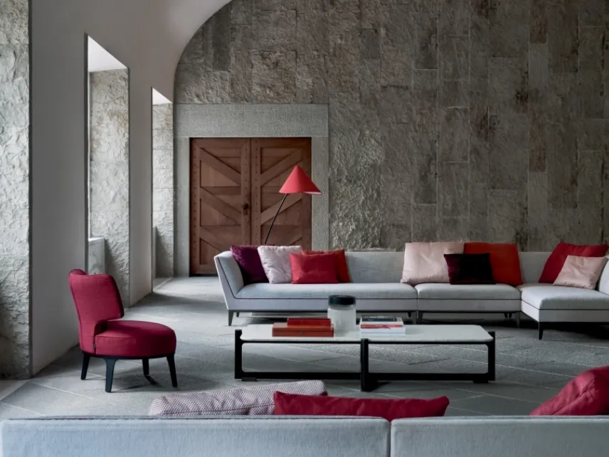 Poltroncina in tessuto con base in legno massello Drop di Flexform