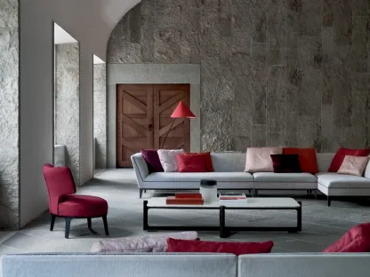 Poltroncina in tessuto con base in legno massello Drop di Flexform