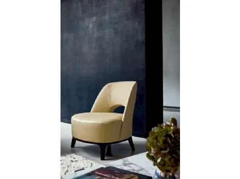 Poltroncina Ermione in pelle con base in legno massello di Flexform
