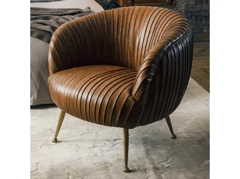 Poltroncina imbottita Handrea rivestita in vera pelle con base in metallo color ottone di Dialma Brown