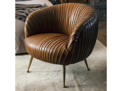 Poltroncina imbottita Handrea rivestita in vera pelle con base in metallo color ottone di Dialma Brown