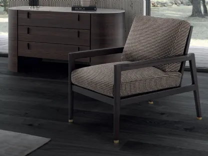 Poltroncina Hugs in legno con cuscini in tessuto imbottiti di Conte
