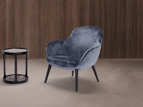 Poltroncina Karl in velluto con base in legno di Conte