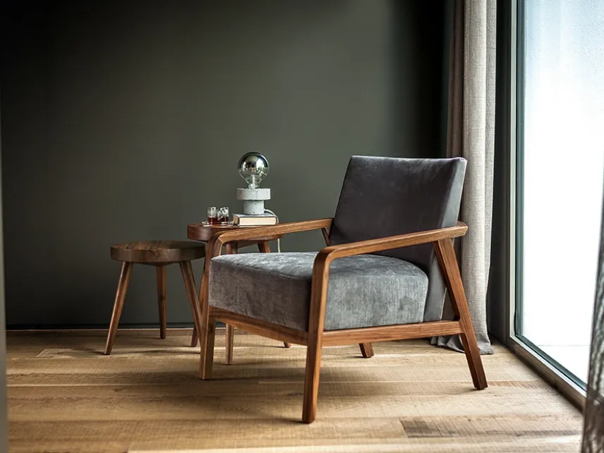 Poltrona Noblé Armchair in tessuto imbottito con struttura in legno massello di Riva1920