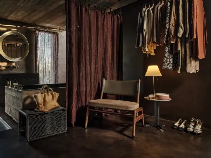 Poltroncina Ortigia SH in legno massello con schienale in cuoio e seduta in tessuto imbottito di Flexform