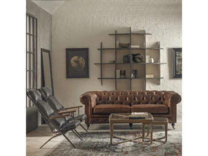 Poltrona inclinata Oxford con struttura in metallo rivestita in vera pelle con braccioli in legno di Dialma Brown