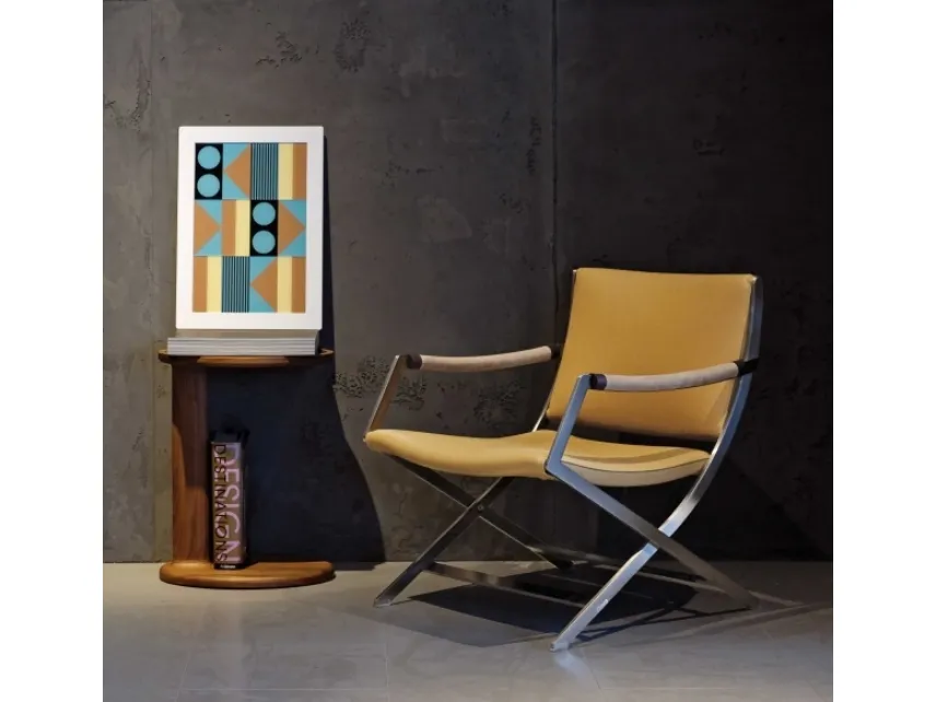 Poltroncina in pelle con struttura in metallo e braccioli in noce canaletto Paul di Flexform
