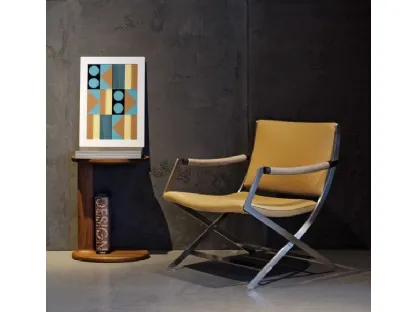 Poltroncina in pelle con struttura in metallo e braccioli in noce canaletto Paul di Flexform