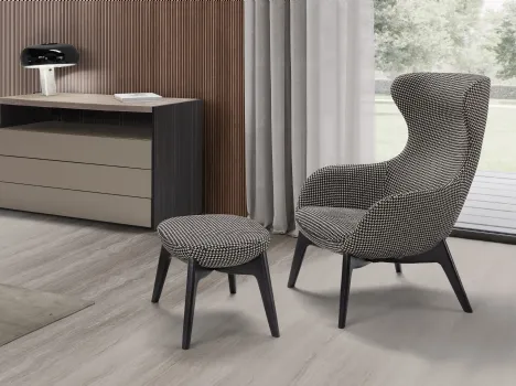 Poltrona Queen in tessuto con base in legno di Conte