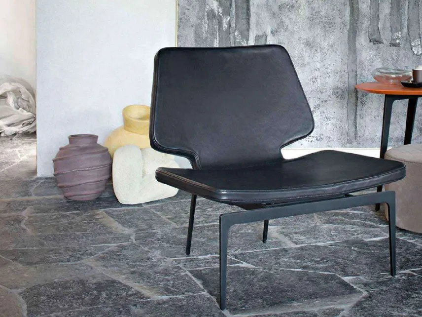 Poltroncina in ecopelle imbottita con struttura in metallo Werner di Lema