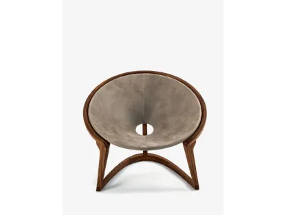 Poltroncina avvolgente Yin and Yang Lounge Chair rivestita in pelle Camoscio con telaio in noce massello Riva1920