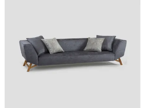 Divano lineare Brixton in tessuto imbottito con base in legno massello di Old Pine di Dialma Brown