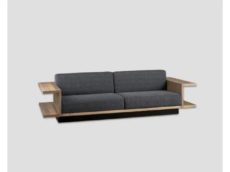 Divano lineare Cervinia con struttura in legno massello di Old Pine ad uso libreria, con seduta e schienale imbottiti e rivestiti in tessuto di Dialma Brown