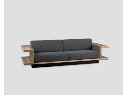 Divano lineare Cervinia con struttura in legno massello di Old Pine ad uso libreria, con seduta e schienale imbottiti e rivestiti in tessuto di Dialma Brown