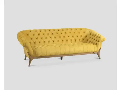 Divano lineare Chelsea in tessuto cangiante Giallo con finitura Capitonnè e base in legno massello di Mindi naturale di Dialma Brown