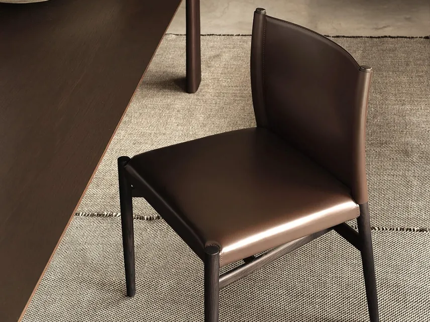 Sedia in cuoio Ayon di Lema