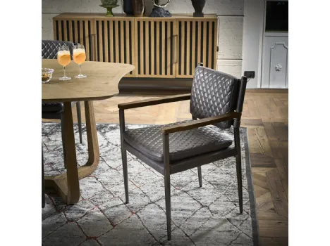 Sedia Baltimora in vera pelle trapuntata con braccioli in legno e struttura in metallo di Dialma Brown