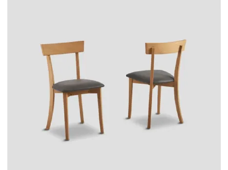 Sedia Bea con struttura in legno massello con seduta imbottita rivestita in ecopelle color testa di moro di Dialma Brown