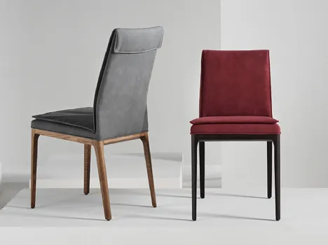Sedia con schienale flessibile Cherie rivestita in pelle con gambe in legno di Riflessi