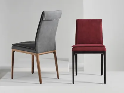 Sedia con schienale flessibile Cherie rivestita in pelle con gambe in legno di Riflessi