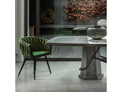 Sedia Cleopatra imbottita con rivestimento intrecciato in tessuto cangiante color Olive Green e struttura in metallo laccato color grafite di Dialma Brown