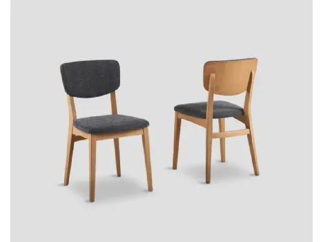 Sedia Cosima con seduta e schienale in tessuto imbottito e struttura in legno massello di Dialma Brown