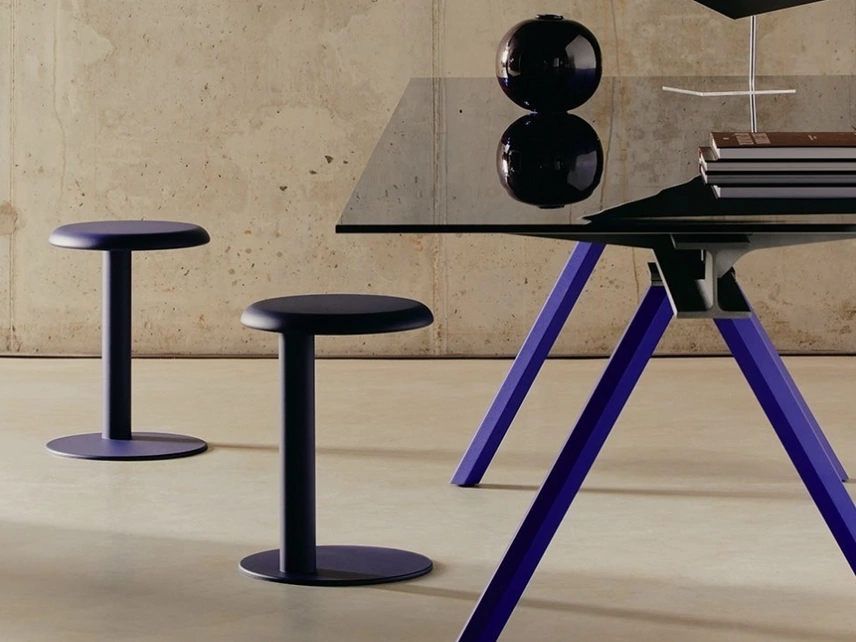 Sgabello Strong in metallo laccato di Desalto