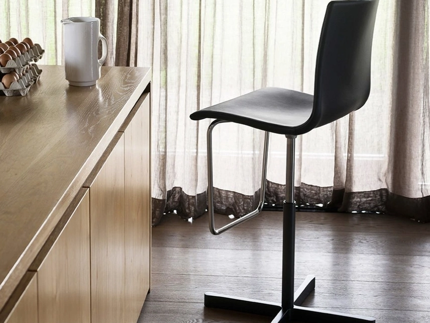 Sgabello Wok con seduta in cuoio di Desalto