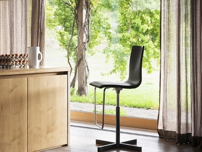 Sgabello Wok con seduta in cuoio di Desalto