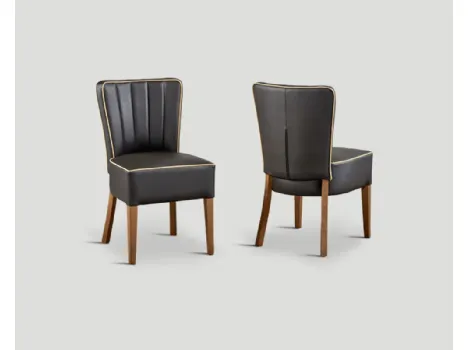 Sedia Felicia in ecopelle finitura dogata con struttura in legno massello di Dialma Brown