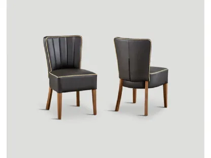 Sedia Felicia in ecopelle finitura dogata con struttura in legno massello di Dialma Brown