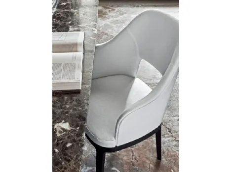 Sedia Judit in tessuto con base in legno di Flexform