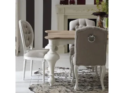 Sedia Karina imbottita e rivestita in tessuto con borchiature e maniglia decorativa sullo schienale con base in legno massello laccato White Vintage di Dialma Brown