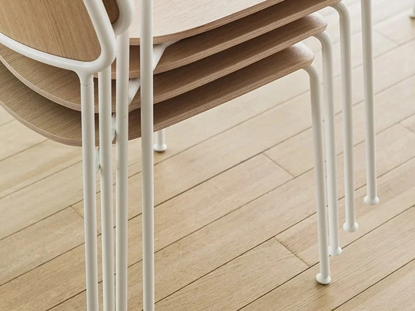 Sedia impilabile in legno Kisat di LaPalma