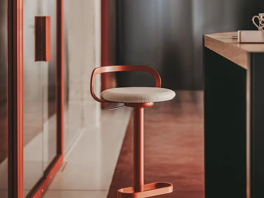 Sgabello Mak in metallo con seduta imbottita di LaPalma