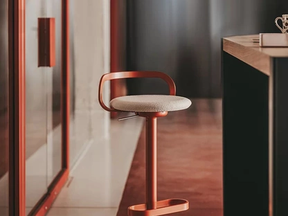 Sgabello Mak in metallo con seduta imbottita di LaPalma