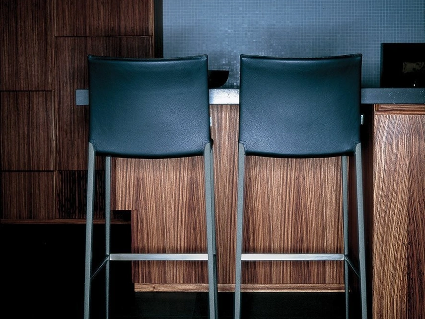 Sgabello in cuoio Lio - Leo Stool di Zanotta