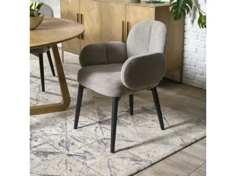 Sedia in tessuto imbottito con braccioli e struttura in legno massello di Rovere laccato color brunito Mira di Dialma Brown